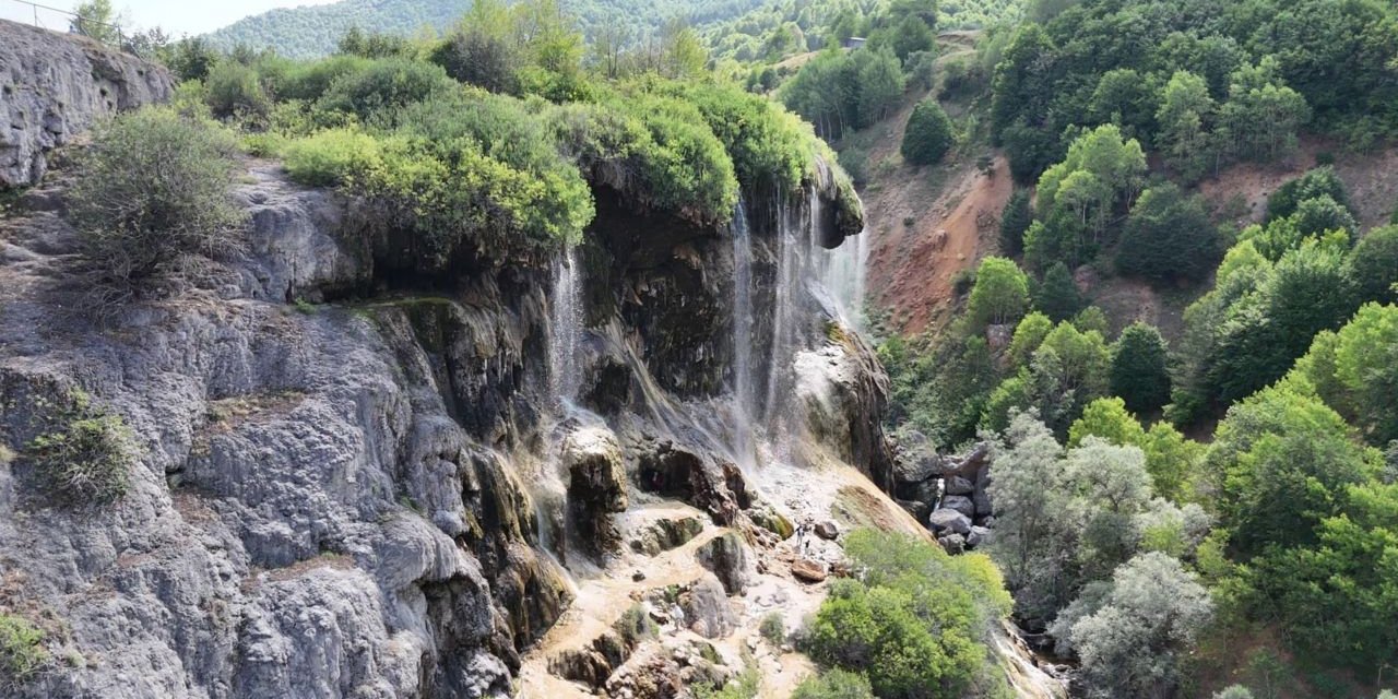 Sıcaktan kaçanların uğrak yeri; Dipsizgöl Şelalesi