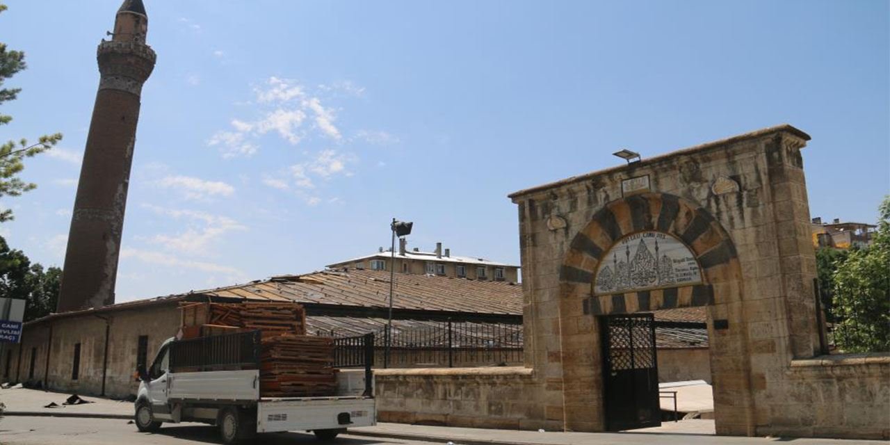 32 yıllık Ulu Cami’de sessiz cuma