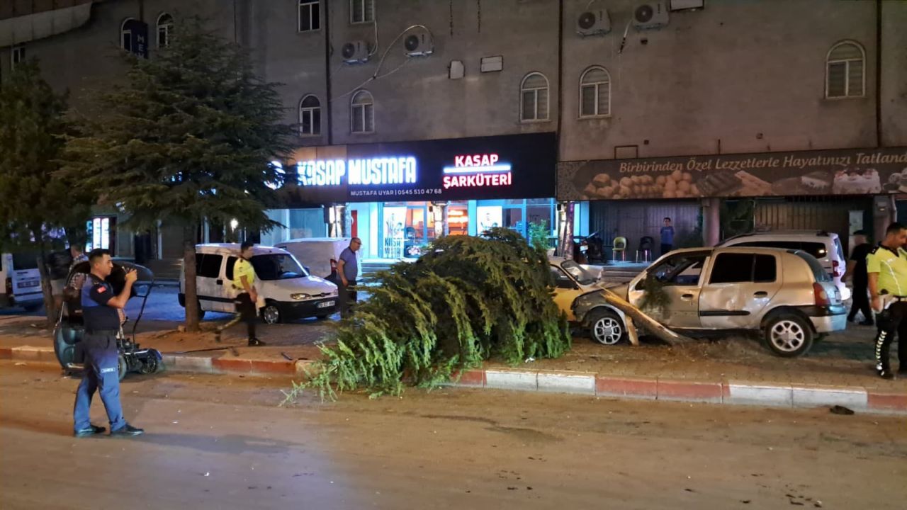 Karaman’da feci kaza: Araç ağacı ikiye böldü