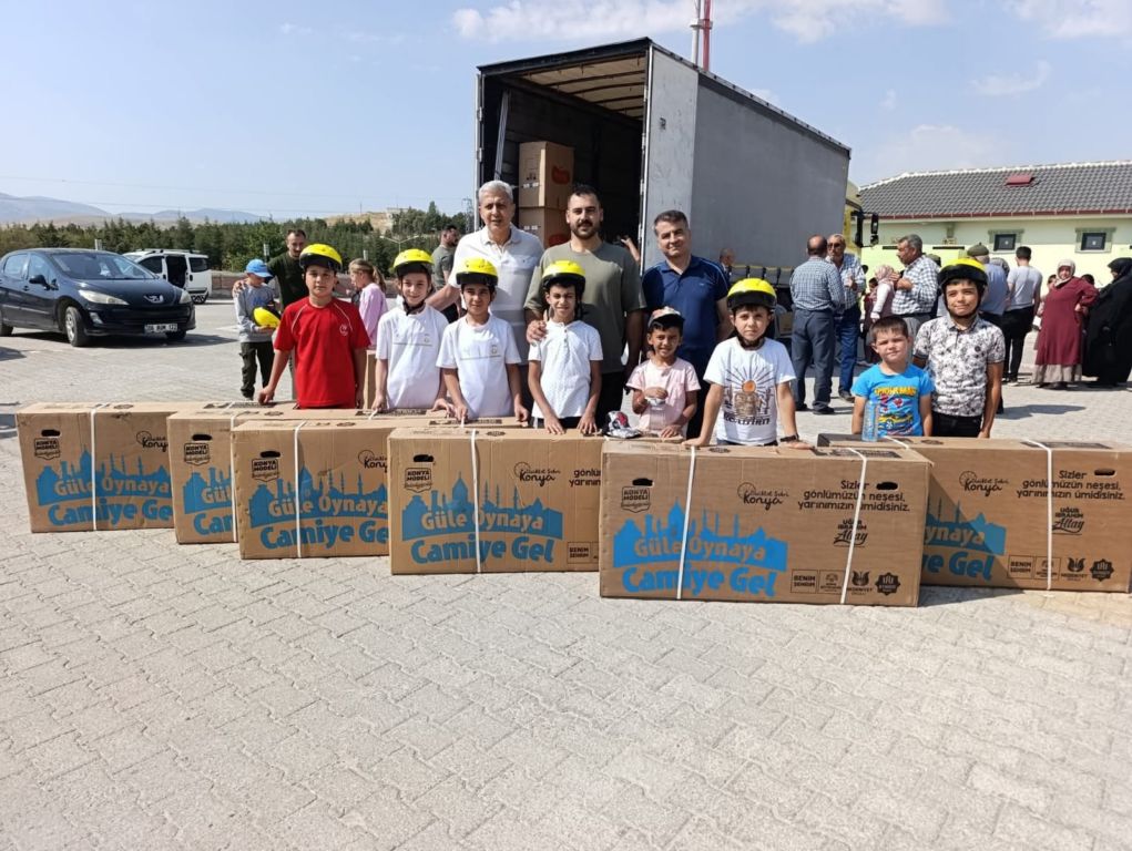 Kadınhanı'nda çocuklar sevindirildi