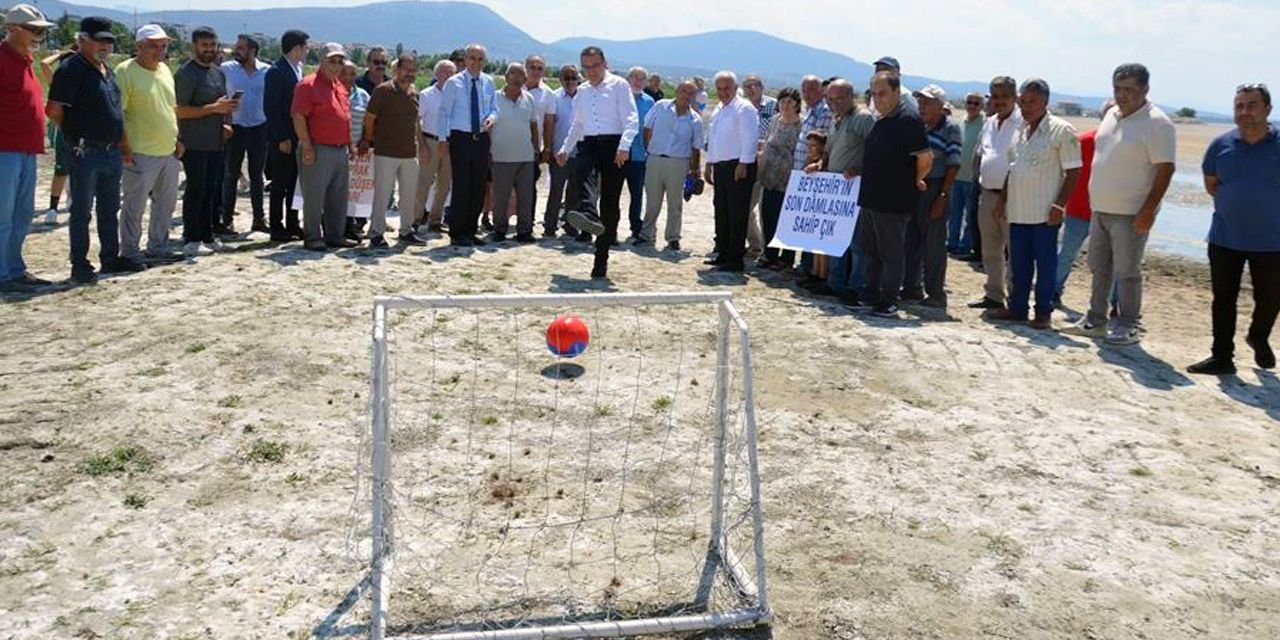 CHP’li vekiller kuruyan göl üzerinde penaltı attı