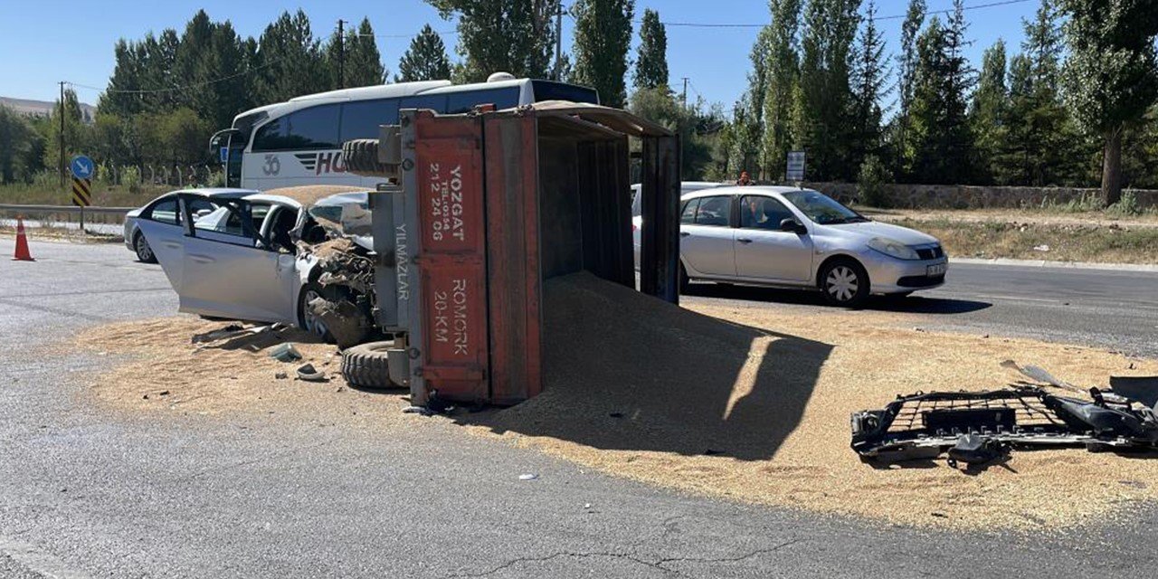 Buğday yüklü traktör faciaya davetiye çıkardı: 3 yaralı