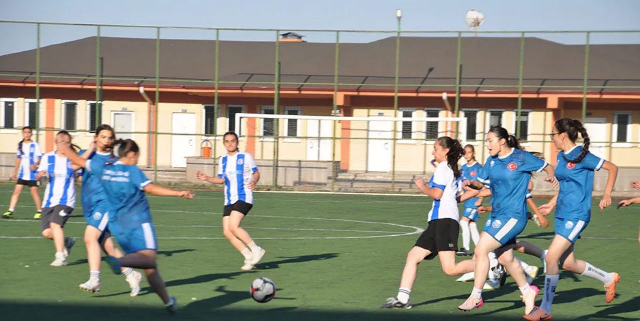 Ilgın ve Akşehirli kadın futbolcular hazırlık maçında buluştu