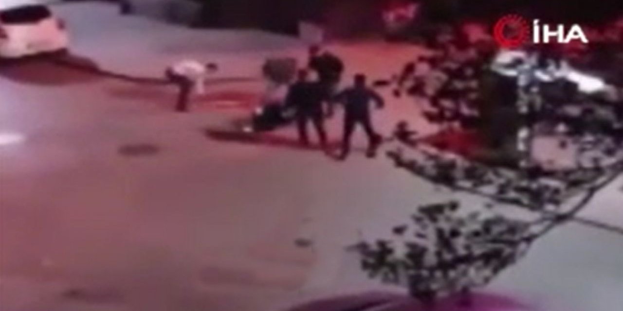 7 kişi bir adamı sokak ortasında dövdü: O anlar kamerada