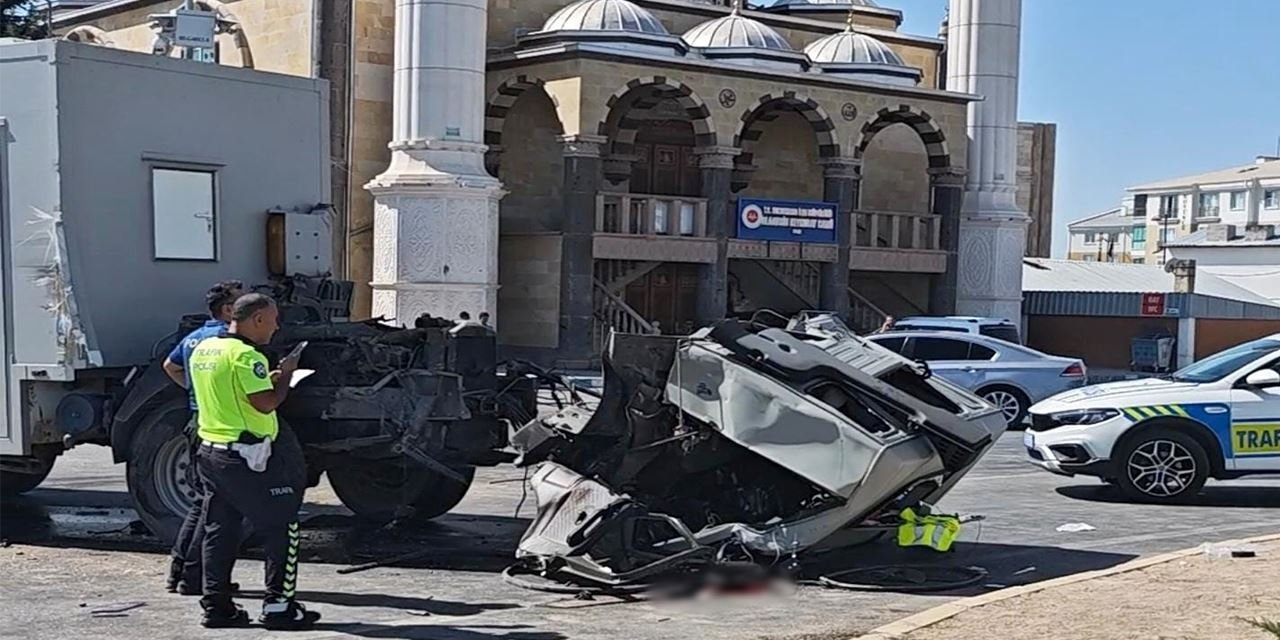 Aksaray-Konya yolunda tır ile karavan çarpıştı: 3 kişi yaralandı