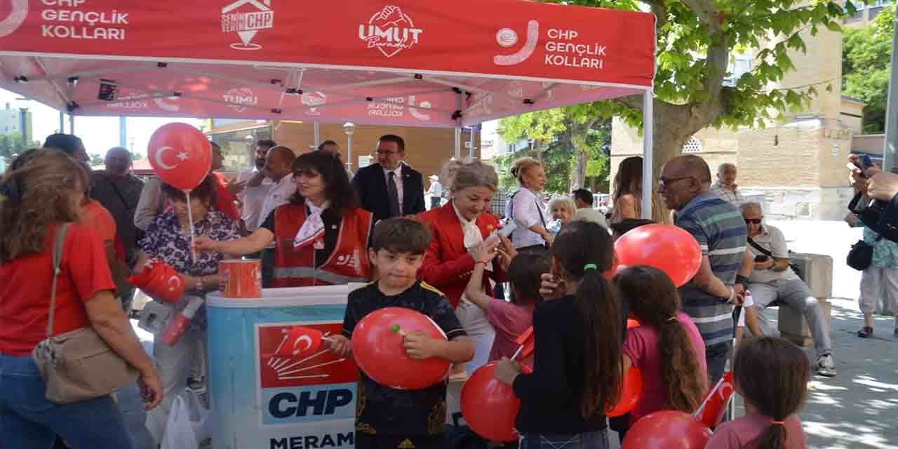 CHP bayrak ve şeker dağıtarak 30 Ağustos’u kutladı
