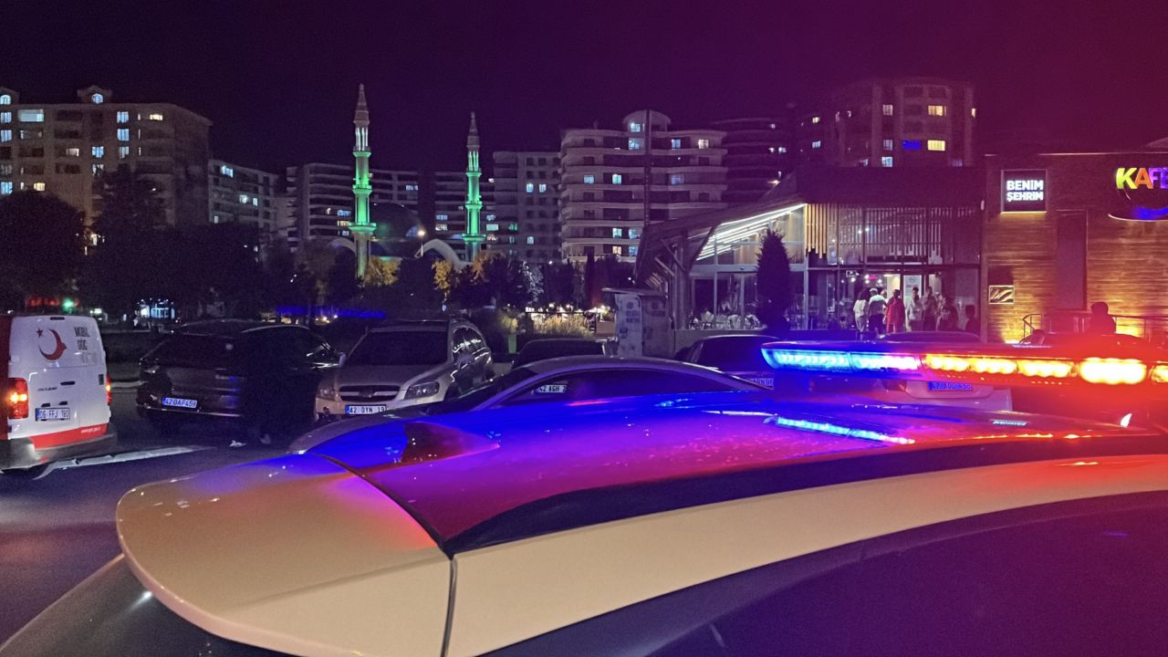 Kafede çıkan bıçaklı kavgada kan aktı; 1 yaralı