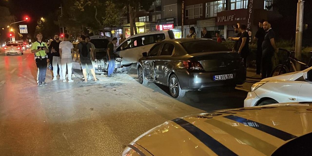 Konya’da zincirleme kaza: Savrulan araç yayaya çarptı