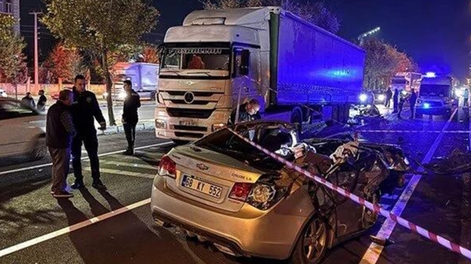 Aksaray'da feci kaza: Tıra çarpan otomobilde ağabey öldü, kardeşi ağır yaralı