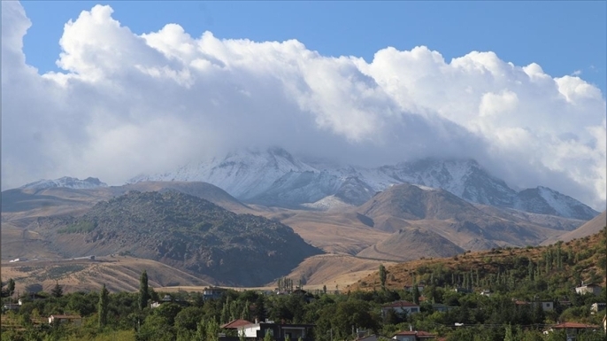 Erciyes Dağı’na mevsimin ilk karı yağdı