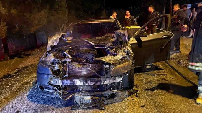 Konyada seyir halindeki otomobil alev aldı