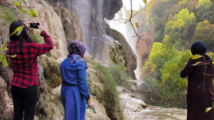 Sonbaharda mutlaka görülmesi gereken yerlerden biri; Dipsizgöl Şelalesi güzelliğiyle göz kamaştırıyor