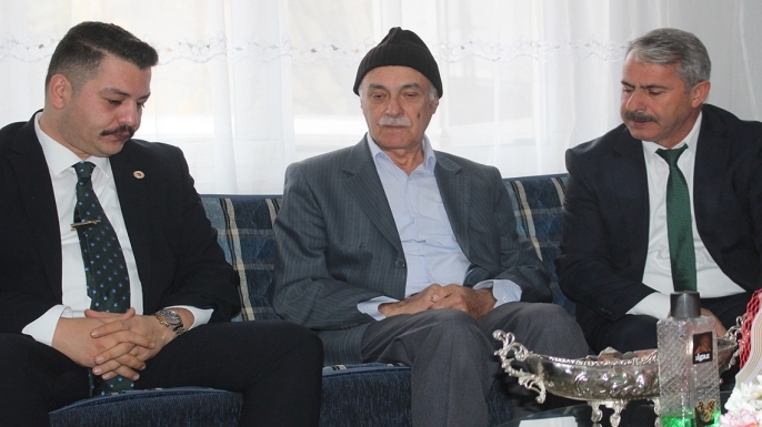 Yunak'ta Öğretmenler Günü coşkusu: Şehit öğretmenin ailesi ziyaret edildi
