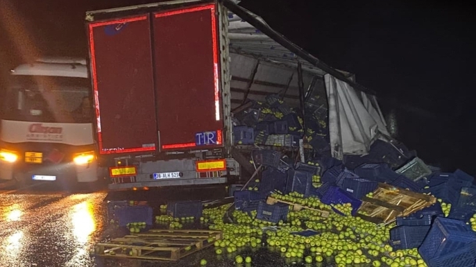 Beyşehir yolunda yüklü tır makas attı: Sürücü yaralandı, elmalar etrafa saçıldı