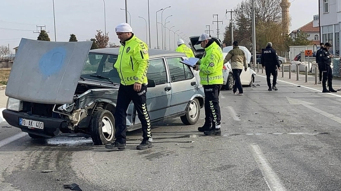 Karaman'da kavşakta otomobiller çarpıştı: 3 kişi yaralandı