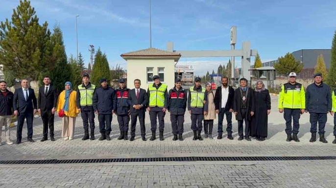 Özel öğrenciler, jandarma ile trafik uygulamasında direksiyon başına geçti
