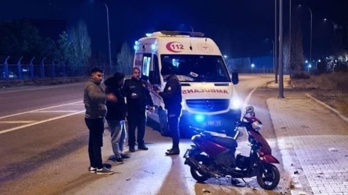 Seydişehir'de motorlu bisiklet devrildi: 2 yaralı
