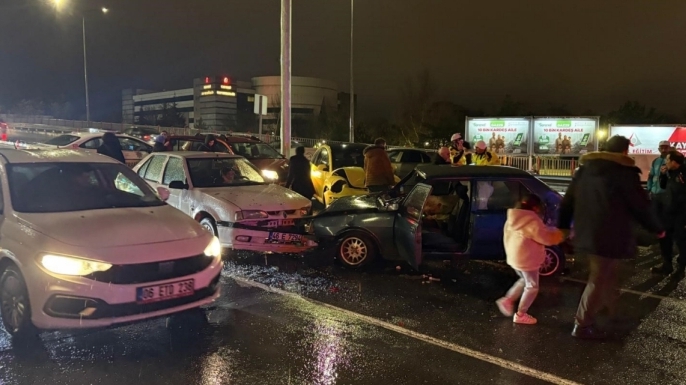 Kayseri’de zincirleme kaza: 5 araca çarptı, 2 yaralı
