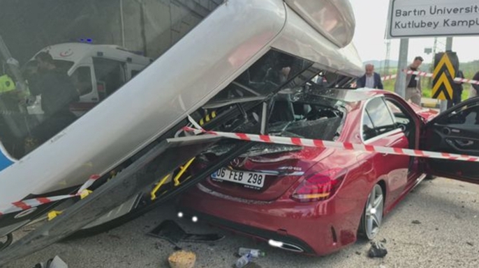 Kampüs yolunda facia! Otobüs otomobilin üzerine devrildi