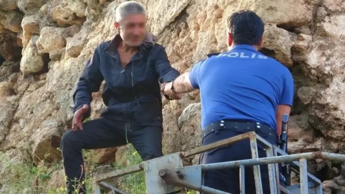 Antalya’da saatler süren kriz: Surlara çıkan şahıs çorbayla ikna edildi