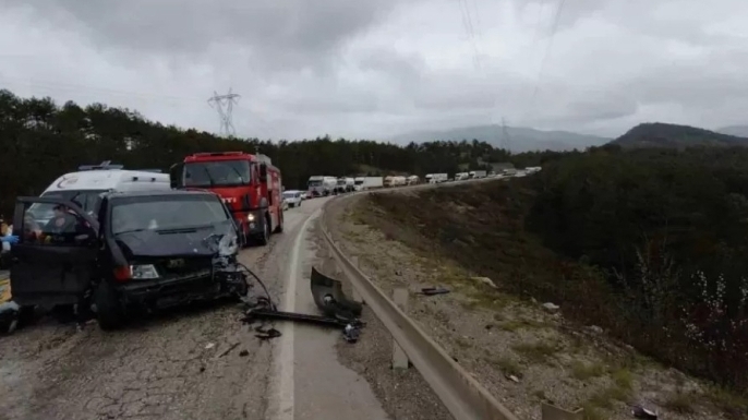 Bolu’da kafa kafaya çarpışan araçta sürücüler sıkıştı: 4 yaralı
