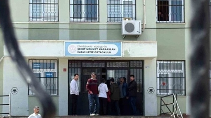 Diyarbakır'da okul çevresinde silahlı çatışma: Öğrenciler panik içinde