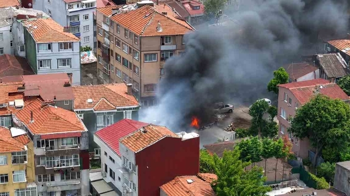 İstanbul'da korkutan yangın! Alevler araçlara sıçradı