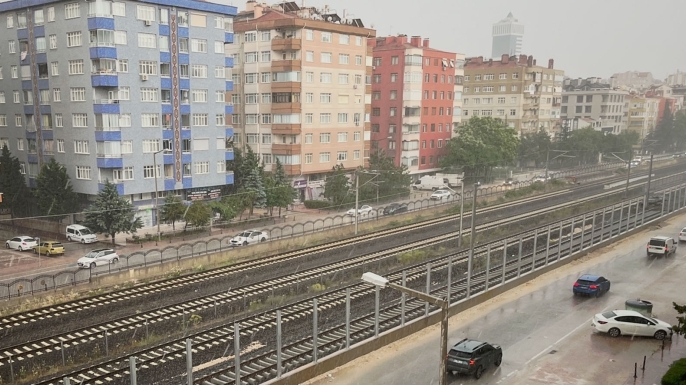 Konya’da aniden bastıran sağanak hayatı felç etti