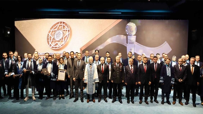 NEÜ’de gurur gecesi: Başarılı akademisyenler ödüllendirildi