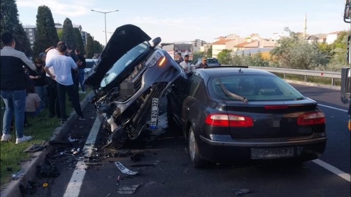 Nevşehir’de feci kaza; 4 araç birbirine girdi, 5 kişi yaralandı!