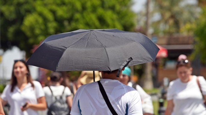 Antalya kavruluyor! Termometreler 43 dereceyi gösterdi, sahiller dolup taştı