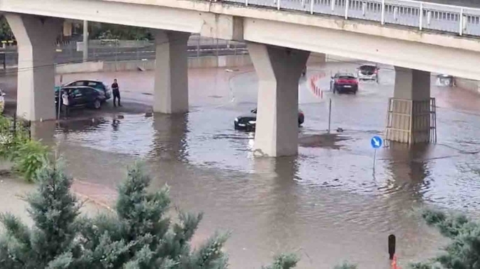 Konya’da sağanak aniden bastırdı, alt geçitler kapatıldı!