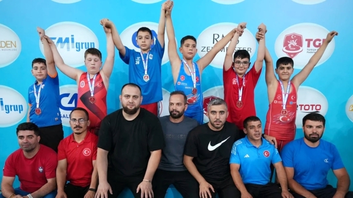 Konyalı minik pehlivanlar minderde tarih yazdı
