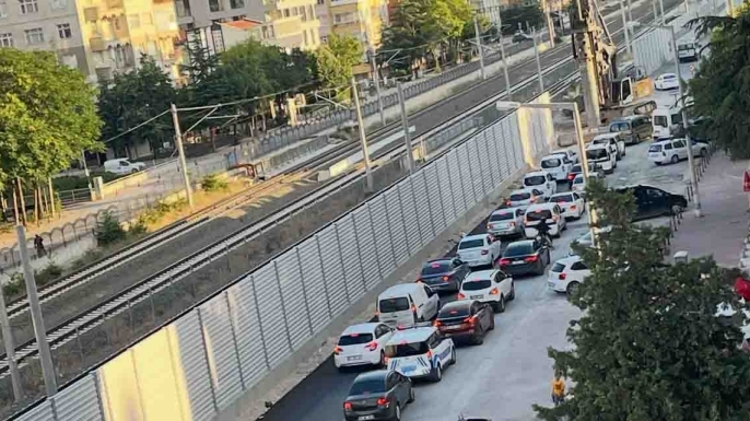 Konyaray çalışması yol kapattı, trafik felç oldu