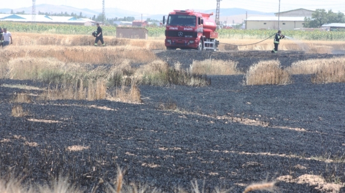 Sarayönü'nde hububat tarlasında yangın büyümeden söndürüldü