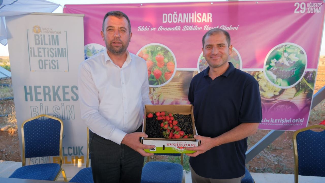 doganhisarda-super-meyve-aronya-ilgi-odagi-oldu1.jpg
