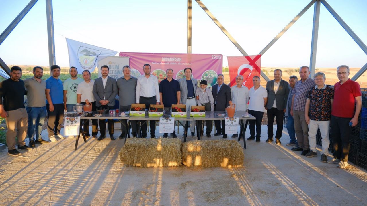 doganhisarda-super-meyve-aronya-ilgi-odagi-oldu2.jpg