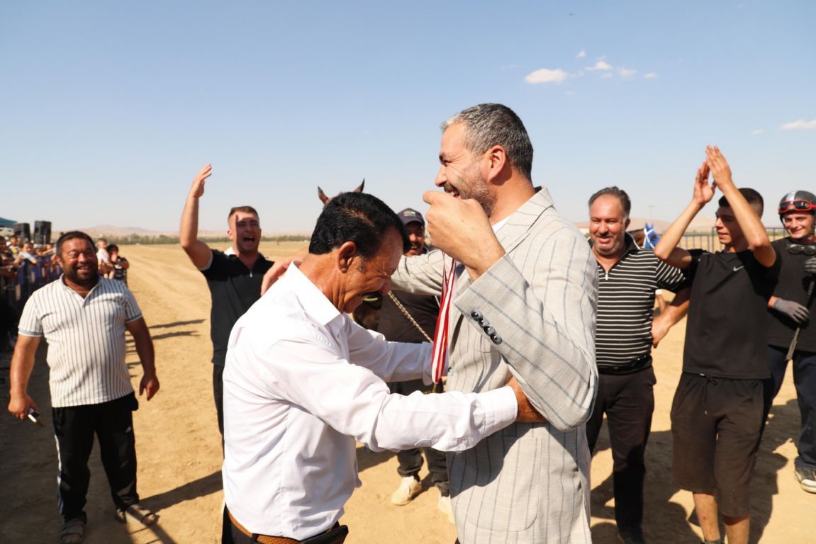atlar-30-agustos-zafer-bayraminda-kostu-2.jpg