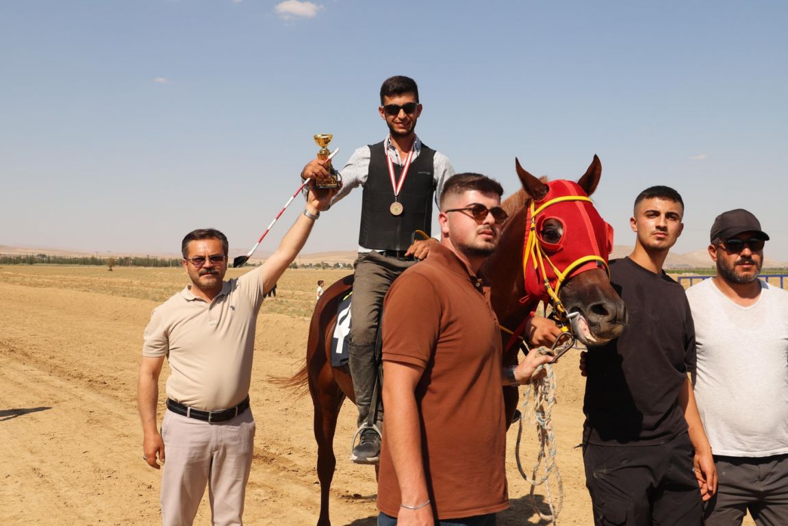 atlar-30-agustos-zafer-bayraminda-kostu-5.jpg
