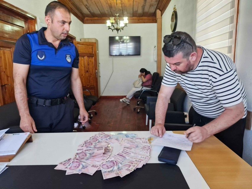 konyada-insanlik-dersi-20-bin-tl-bulunan-cuzdan-sahibine-ulastirildi-2.jpg