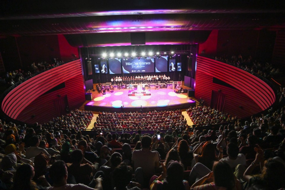 selcukluda-muslum-gurses-sarkilari-konseri-sanatseverlere-unutulmaz-gece-yasatti-2.jpg