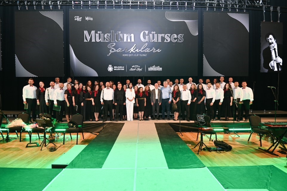 selcukluda-muslum-gurses-sarkilari-konseri-sanatseverlere-unutulmaz-gece-yasatti-3.jpg