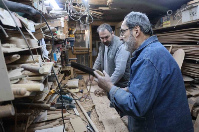 Baba ve oğul, ahşap ustalığını plastiğe karşı yaşatmaya kararlı 1