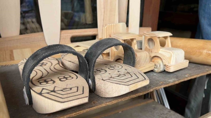 Baba ve oğul, ahşap ustalığını plastiğe karşı yaşatmaya kararlı 11