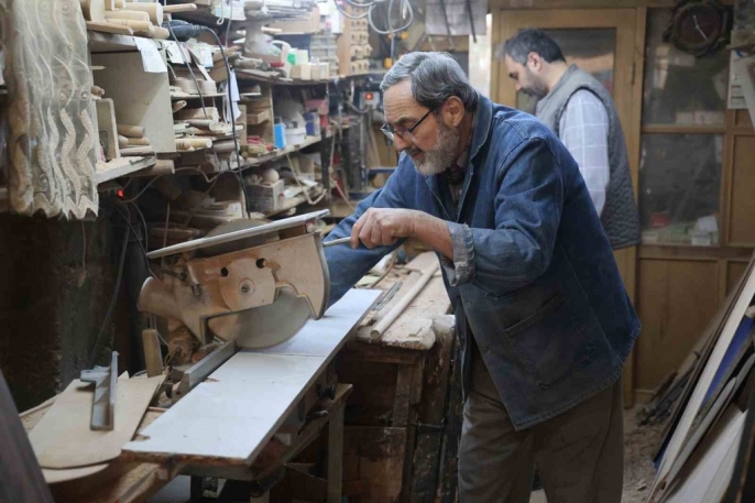 Baba ve oğul, ahşap ustalığını plastiğe karşı yaşatmaya kararlı 2