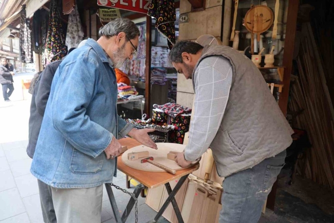Baba ve oğul, ahşap ustalığını plastiğe karşı yaşatmaya kararlı 8