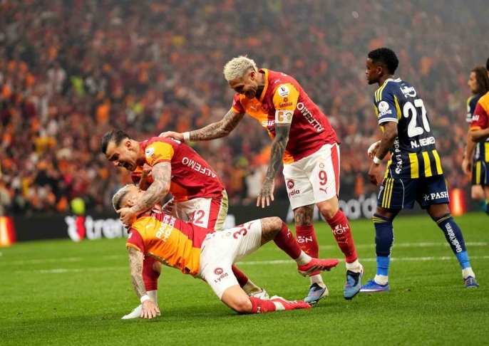 Galatasaray, Fenerbahçe\