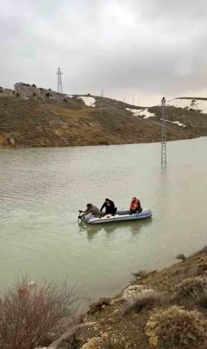 Göle dönen yolda botla yaylaya ulaşmanın keyfi 1