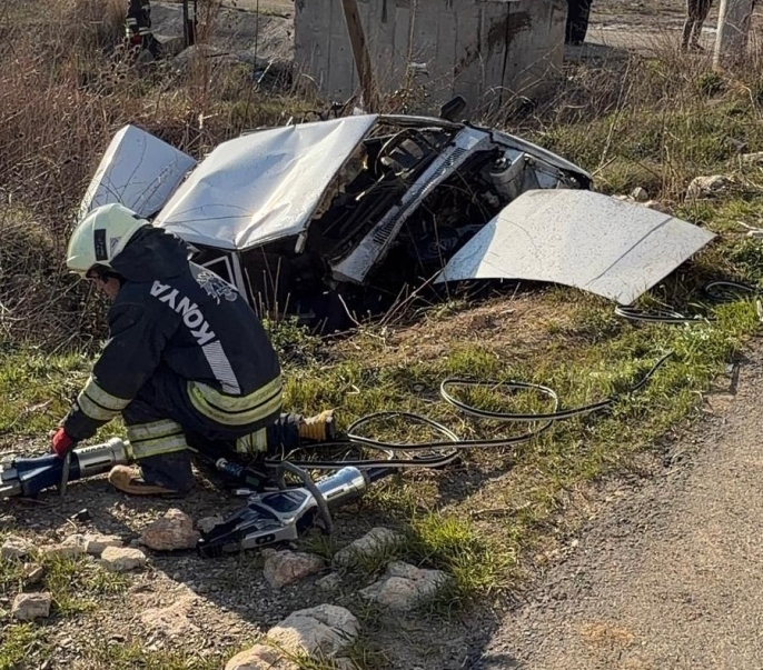 Kontrolden çıkan otomobil şarampole yuvarlandı, iki kişi yaralandı 1