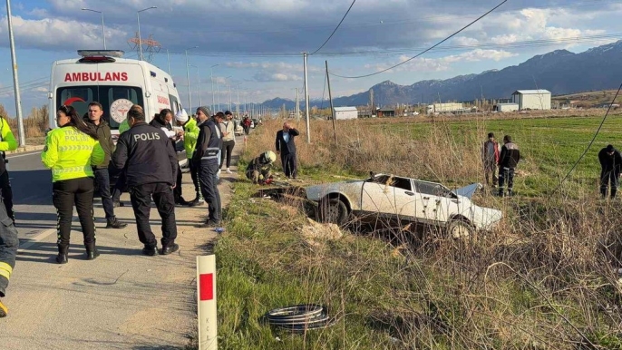 Kontrolden çıkan otomobil şarampole yuvarlandı, iki kişi yaralandı 2